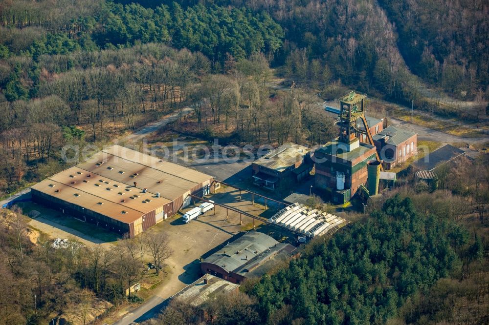 Kamp-Lintfort from the bird's eye view: Conveyors and mining pits at the headframe Bergwerk West Schacht 3 on Rayer Strasse - Norddeutschlandstrasse in Kamp-Lintfort in the state North Rhine-Westphalia