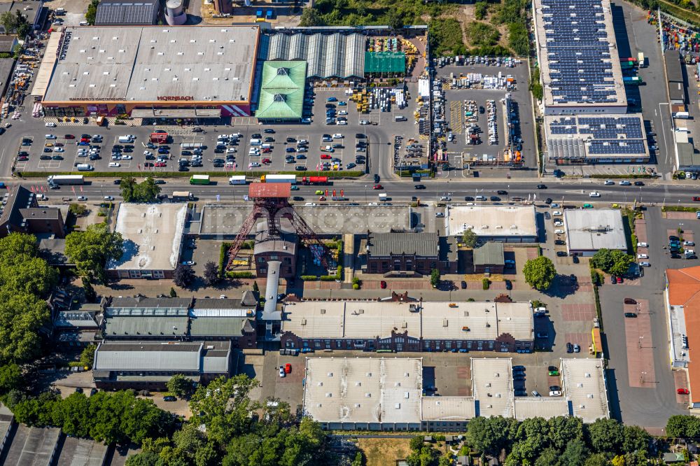 Aerial photograph Moers - Conveyors and mining pits at the headframe of the former Zeche Rheinpreussen on Zechenstrasse with industrial estate in the industrial area Rheinpreussenpark along the Franz-Haniel-Strasse in Moers in the state North Rhine-Westphalia, Germany