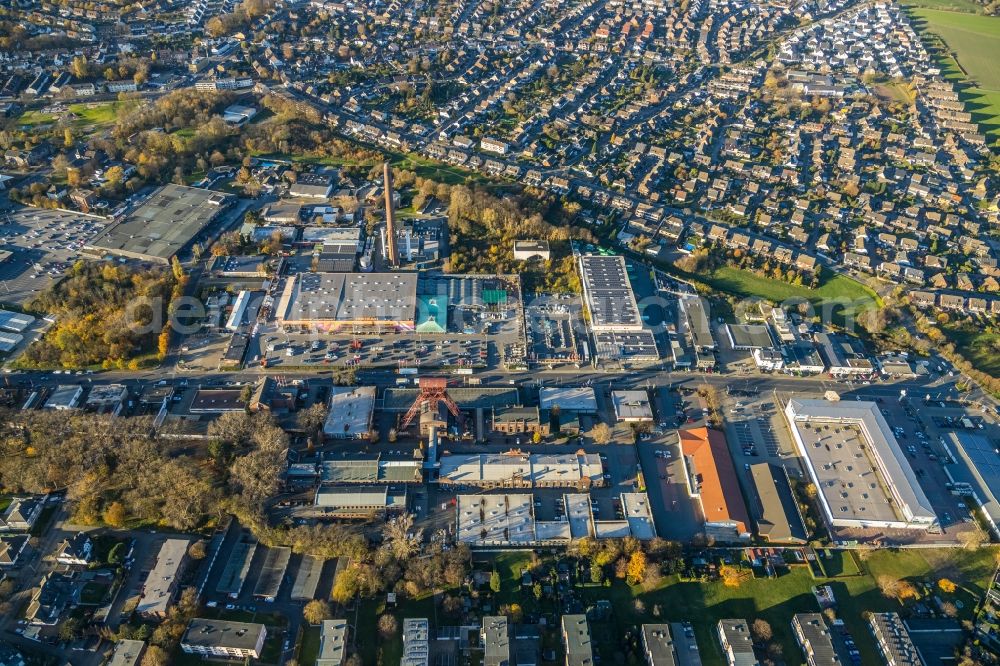 Aerial photograph Moers - Conveyors and mining pits at the headframe of the former Zeche Rheinpreussen on Zechenstrasse with industrial estate in the industrial area Rheinpreussenpark along the Franz-Haniel-Strasse in Moers in the state North Rhine-Westphalia, Germany