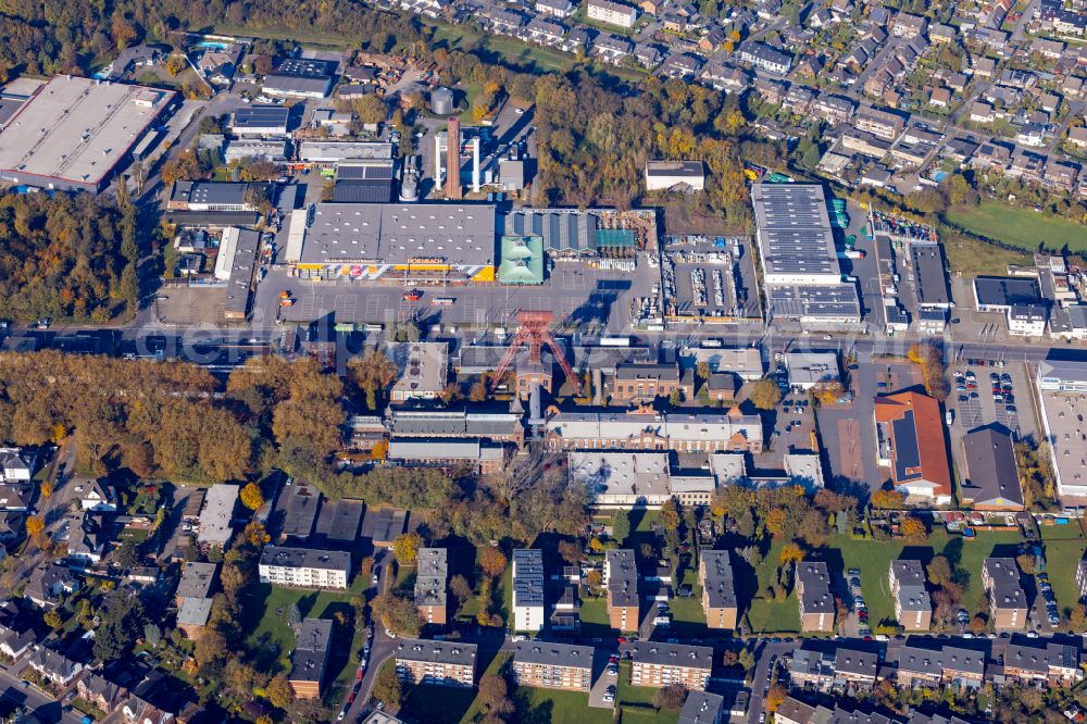 Aerial image Moers - Conveyor systems and mining shaft systems at the winding tower of the former Rheinpreussen mine - shaft 4 in the Rheinpreussenpark industrial estate on Zechenstrasse with industrial estate along Franz-Haniel-Strasse in Moers in the federal state of North Rhine-Westphalia, Germany