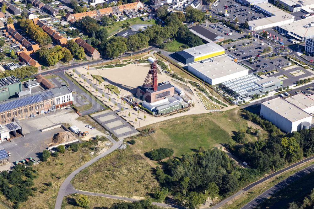 Aerial image Hückelhoven - Conveyor systems and mining shaft systems at the winding tower of the former mine and colliery on Sophiastrasse in Hueckelhoven in the state of North Rhine-Westphalia, Germany