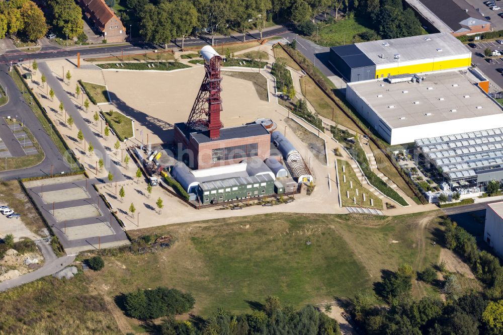 Aerial photograph Hückelhoven - Conveyor systems and mining shaft systems at the winding tower of the former mine and colliery on Sophiastrasse in Hueckelhoven in the state of North Rhine-Westphalia, Germany