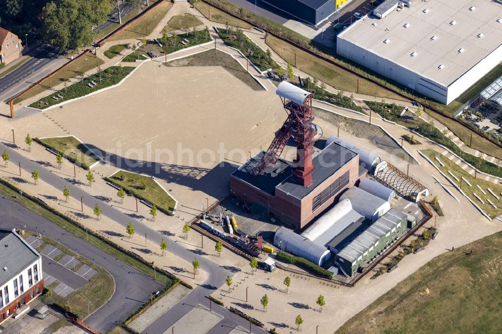 Aerial image Hückelhoven - Conveyor systems and mining shaft systems at the winding tower of the former mine and colliery on Sophiastrasse in Hueckelhoven in the state of North Rhine-Westphalia, Germany