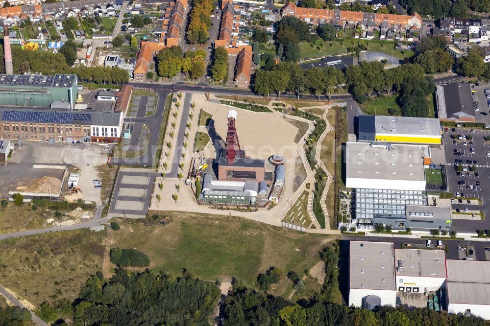 Aerial photograph Hückelhoven - Conveyor systems and mining shaft systems at the winding tower of the former mine and colliery on Sophiastrasse in Hueckelhoven in the state of North Rhine-Westphalia, Germany