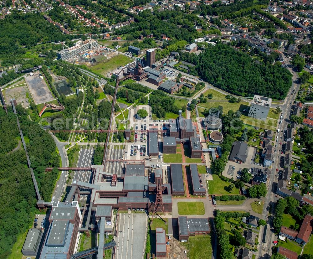 Aerial photograph Essen - Conveyors and mining pits at the headframe Kokerei Zollverein in Essen in the state North Rhine-Westphalia