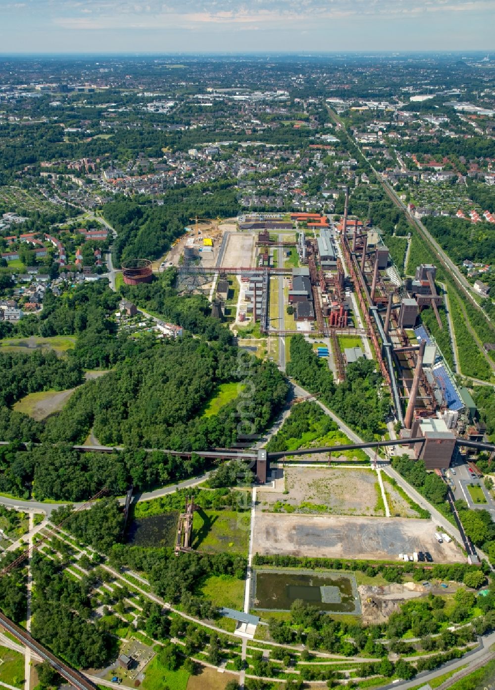 Aerial photograph Essen - Conveyors and mining pits at the headframe Kokerei Zollverein in Essen in the state North Rhine-Westphalia