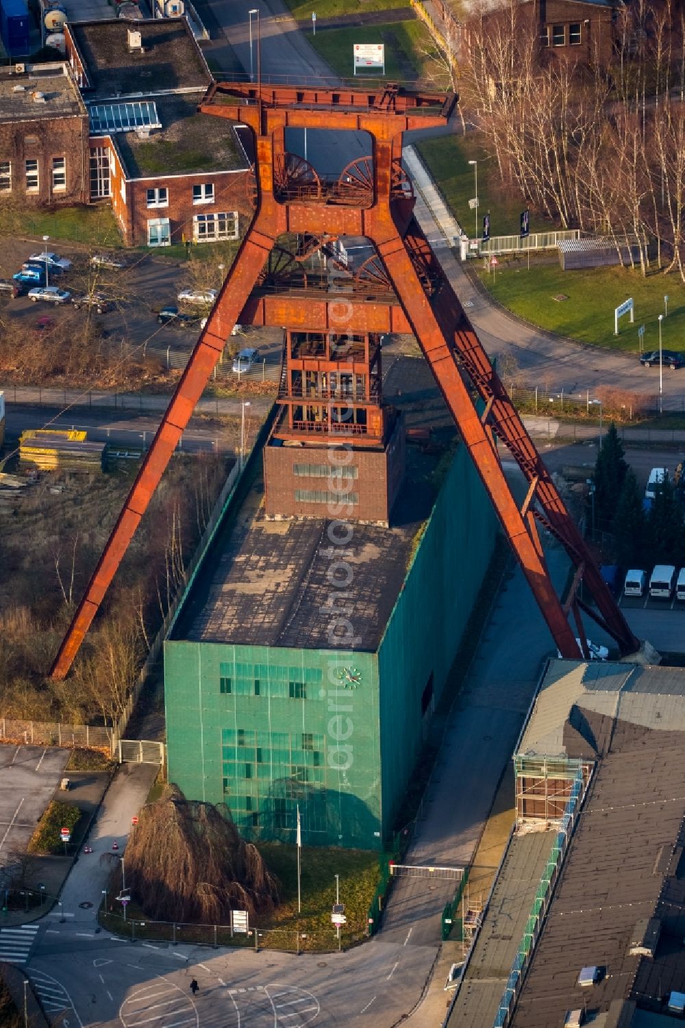 Aerial photograph Herne - Conveyors and mining pits at the headframe Zeche Pluto in Wanne-Eickel in the state North Rhine-Westphalia