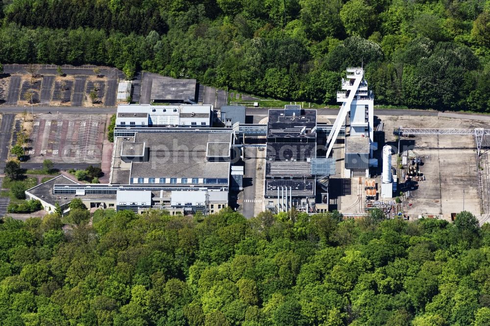 Aerial photograph Saarwellingen - Conveyors and mining pits at the headframe RAG Anlage Nordschacht in Saarwellingen in the state Saarland, Germany