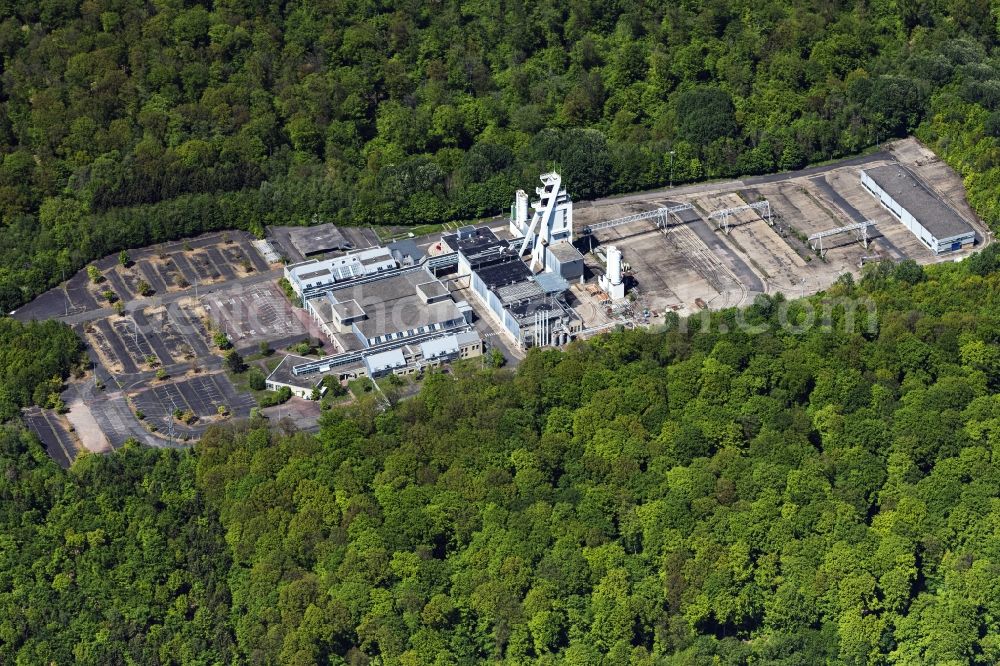 Saarwellingen from above - Conveyors and mining pits at the headframe RAG Anlage Nordschacht in Saarwellingen in the state Saarland, Germany