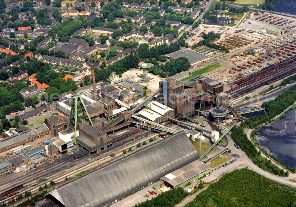 Aerial photograph Dinslaken - Coal mine and mining pits at the headframe Steinkohlezeche Lohberg in Dinslaken in the state North Rhine-Westphalia