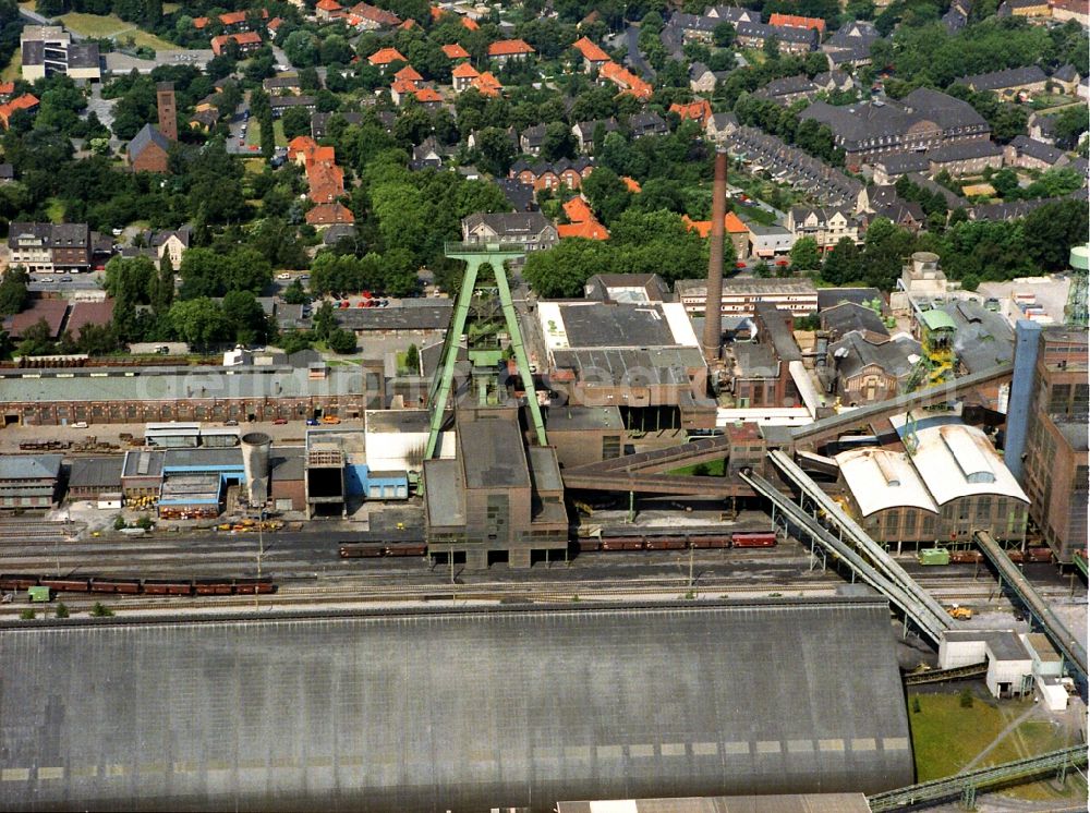 Dinslaken from the bird's eye view: Coal mine and mining pits at the headframe Steinkohlezeche Lohberg in Dinslaken in the state North Rhine-Westphalia