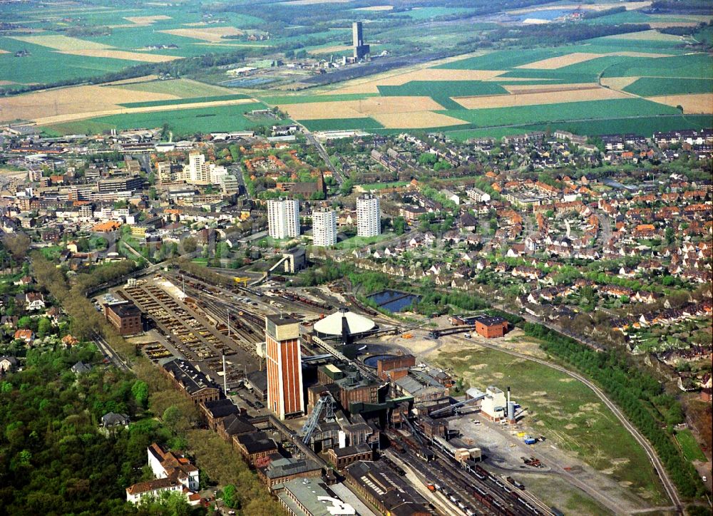 Aerial photograph Kamp-Lintfort - Conveyors and mining pits at the headframe Zeche Friedrich Heinrich Schacht 2 in Kamp-Lintfort in the state North Rhine-Westphalia