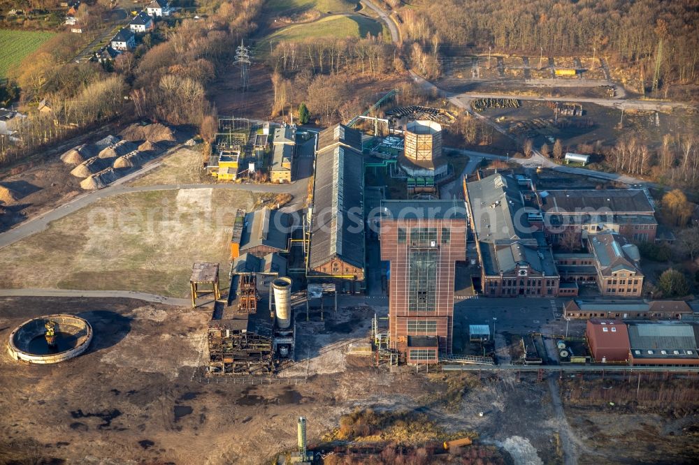 Hamm from above - Conveyors and mining pits at the headframe Zeche Heinrich Robert in the district Wiescherhoefen in Hamm in the state North Rhine-Westphalia, Germany