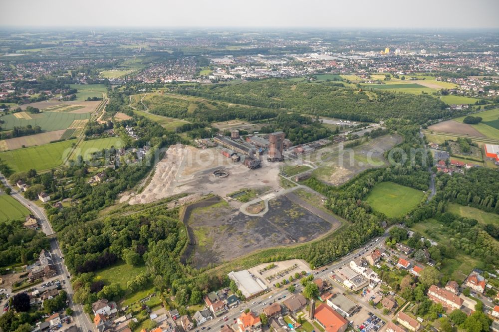 Hamm from above - Conveyors and mining pits at the headframe Zeche Heinrich Robert in the district Wiescherhoefen in Hamm in the state North Rhine-Westphalia, Germany