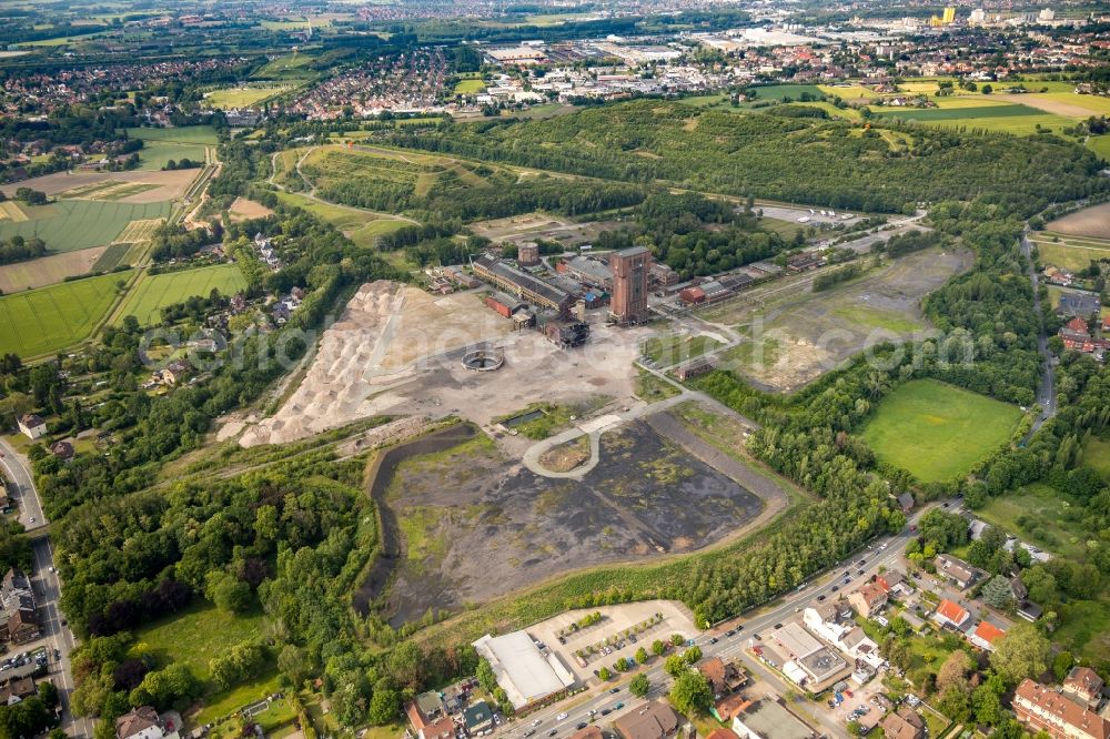 Hamm from the bird's eye view: Conveyors and mining pits at the headframe Zeche Heinrich Robert in the district Wiescherhoefen in Hamm in the state North Rhine-Westphalia, Germany