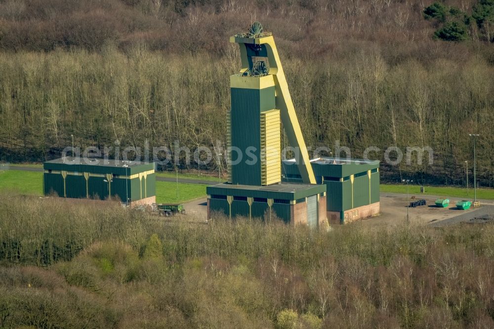 Hünxe from the bird's eye view: Conveyors and mining pits at the headframe Zeche Lohberg Schacht Huenxe in Huenxe in the state North Rhine-Westphalia, Germany