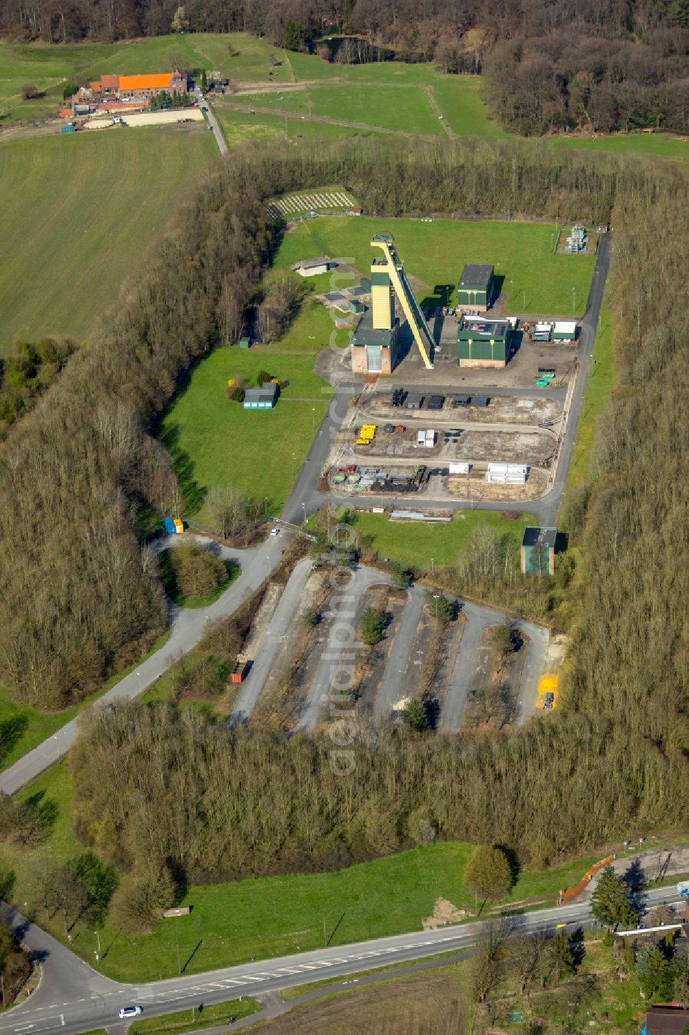 Aerial image Hünxe - Conveyors and mining pits at the headframe Zeche Lohberg Schacht Huenxe in Huenxe in the state North Rhine-Westphalia, Germany