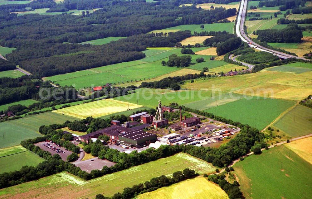 Aerial photograph Kempen - Conveyors and mining pits at the headframe of Zeche Niederberg in Kempen in the state North Rhine-Westphalia