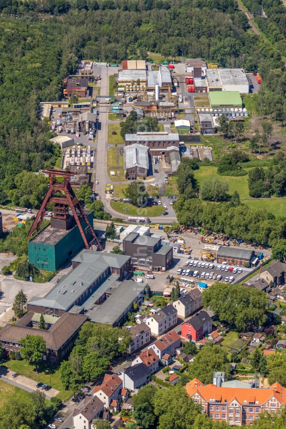 Aerial photograph Herne - Conveyors and mining pits at the headframe of Zeche Pluto in the district Wanne-Eickel in Herne in the state North Rhine-Westphalia, Germany