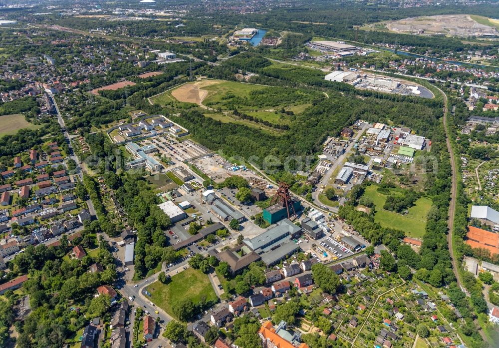 Herne from the bird's eye view: Conveyors and mining pits at the headframe of Zeche Pluto in the district Wanne-Eickel in Herne in the state North Rhine-Westphalia, Germany