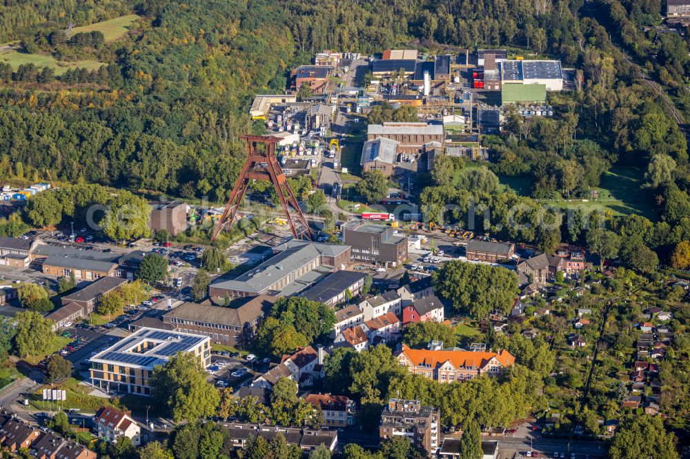 Wanne-Eickel from the bird's eye view: Conveyors and mining pits at the headframe Zeche Pluto 2/3/7 on street Thiesstrasse in Wanne-Eickel at Ruhrgebiet in the state North Rhine-Westphalia, Germany