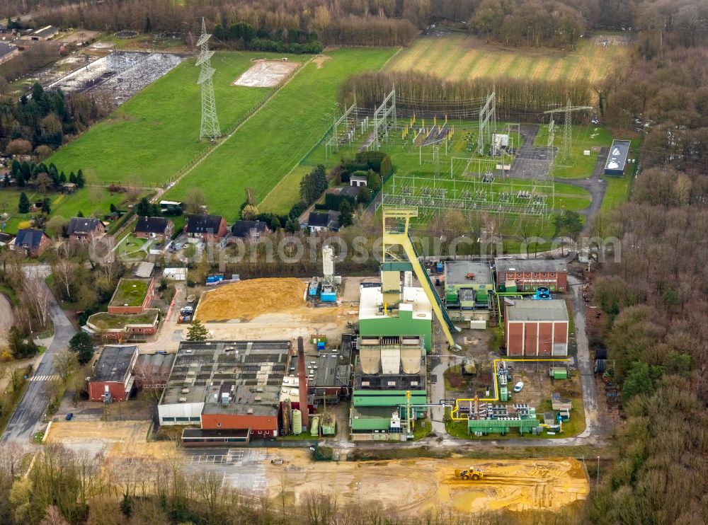 Bottrop from above - Conveyors and mining pits at the headframe Zeche Prosper Schacht 9 on Vossundern in the district Kirchhellen in Bottrop in the state North Rhine-Westphalia, Germany