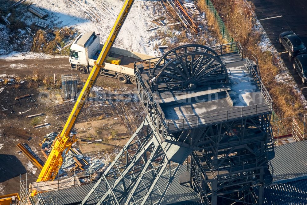 Hamm from the bird's eye view: Conveyors and mining pits at the headframe Zeche Radbod in Bockum-Hoevel in the state North Rhine-Westphalia