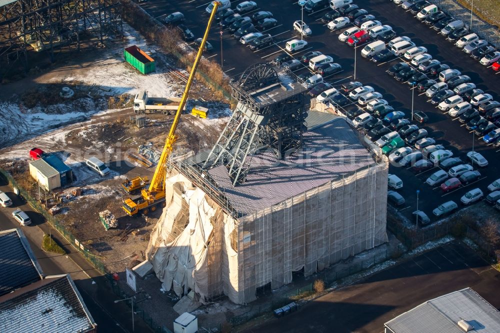 Hamm from the bird's eye view: Conveyors and mining pits at the headframe Zeche Radbod in Bockum-Hoevel in the state North Rhine-Westphalia