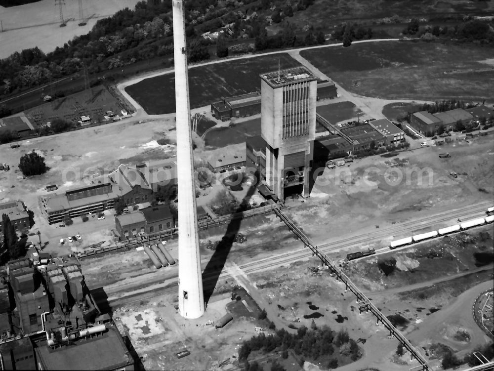 Moers from the bird's eye view: Conveyors and mining pits at the headframe Zeche Rheinpreussen in Moers in the state North Rhine-Westphalia, Germany