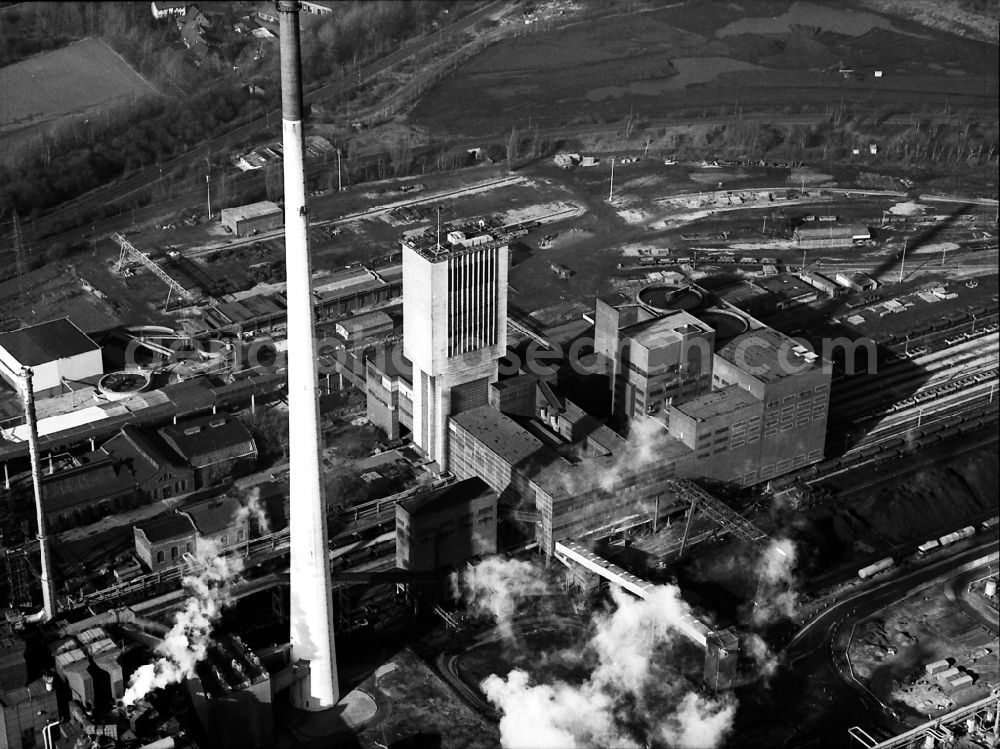 Moers from the bird's eye view: Conveyors and mining pits at the headframe Zeche Rheinpreussen in the district Meerbeck in Moers in the state North Rhine-Westphalia