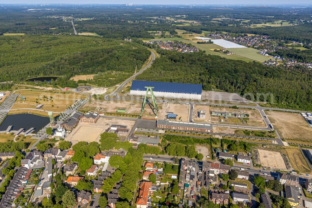 Dinslaken from the bird's eye view: Conveyors and mining pits at the headframe of Zentralwerkstatt Zeche Lohberg in Dinslaken at Ruhrgebiet in the state North Rhine-Westphalia, Germany