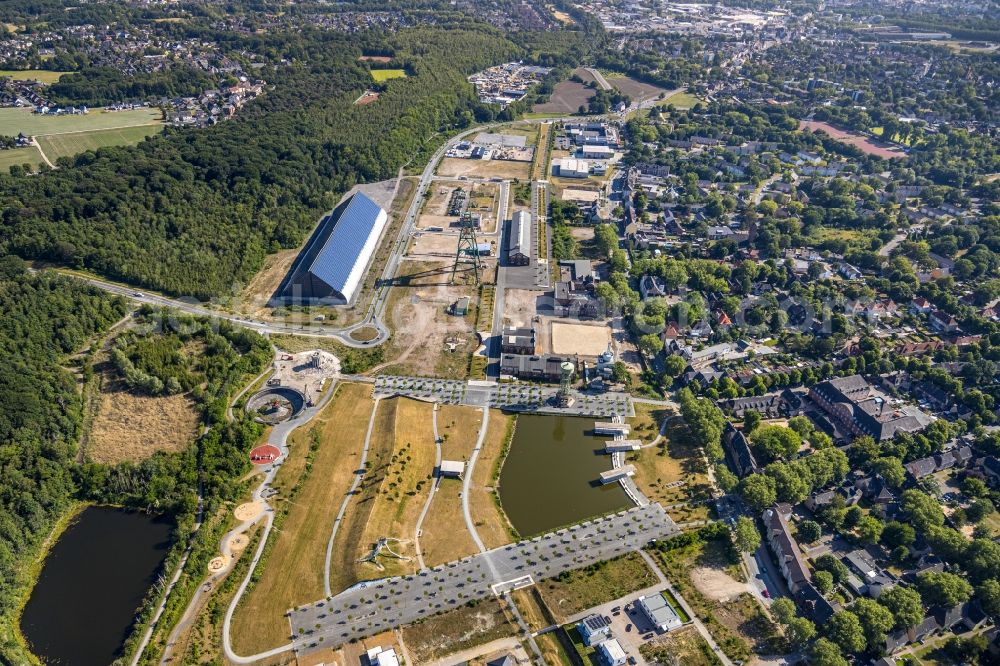 Aerial image Dinslaken - Conveyors and mining pits at the headframe of Zentralwerkstatt Zeche Lohberg in Dinslaken at Ruhrgebiet in the state North Rhine-Westphalia, Germany