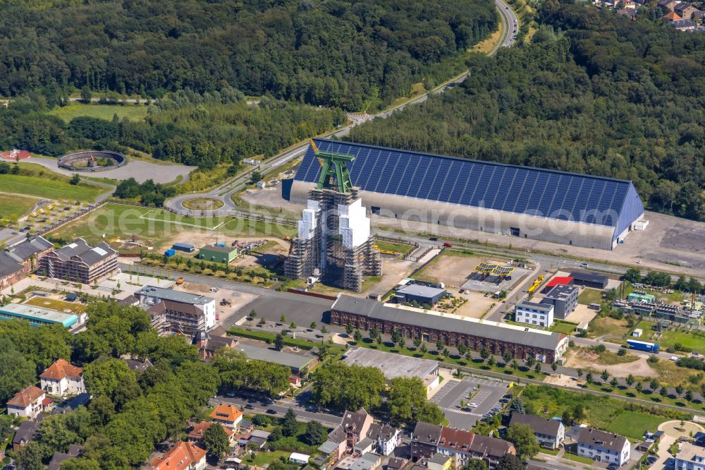 Aerial image Dinslaken - Conveyors and mining pits at the headframe of Zentralwerkstatt Zeche Lohberg in Dinslaken at Ruhrgebiet in the state North Rhine-Westphalia, Germany