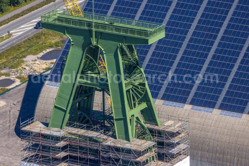 Aerial photograph Dinslaken - Conveyors and mining pits at the headframe of Zentralwerkstatt Zeche Lohberg in Dinslaken at Ruhrgebiet in the state North Rhine-Westphalia, Germany