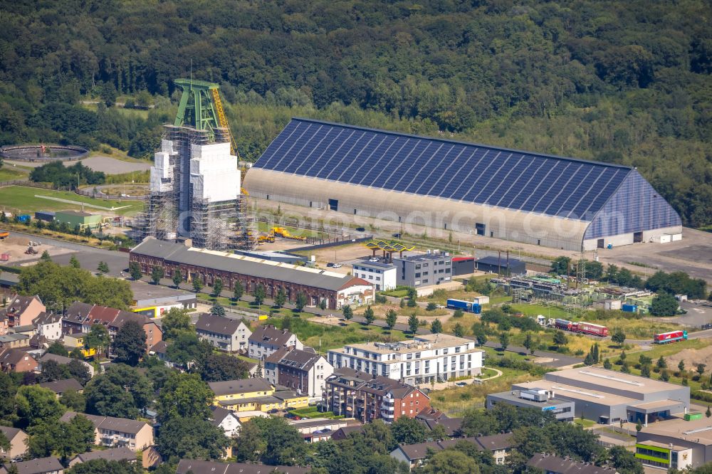 Dinslaken from the bird's eye view: Conveyors and mining pits at the headframe of Zentralwerkstatt Zeche Lohberg in Dinslaken at Ruhrgebiet in the state North Rhine-Westphalia, Germany