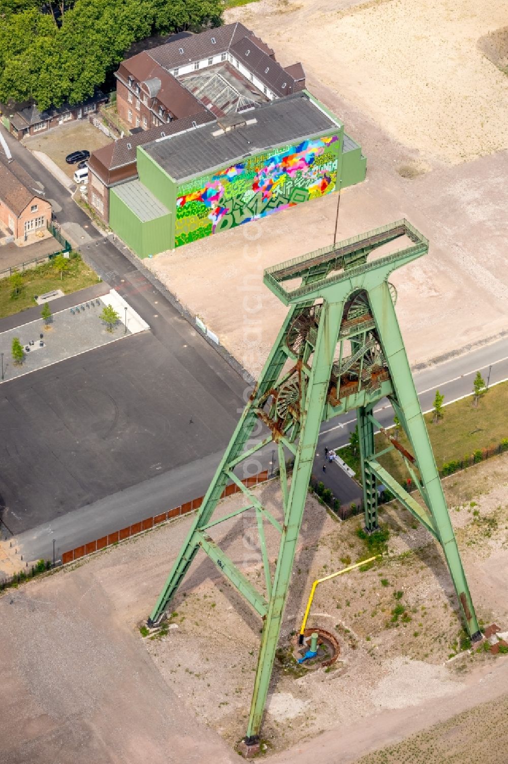 Dinslaken from the bird's eye view: Conveyors and mining pits at the headframe of Zentralwerkstatt Zeche Lohberg in Dinslaken in the state North Rhine-Westphalia, Germany