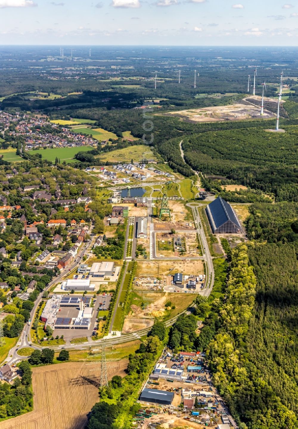 Dinslaken from the bird's eye view: Conveyors and mining pits at the headframe of Zentralwerkstatt Zeche Lohberg in Dinslaken in the state North Rhine-Westphalia, Germany