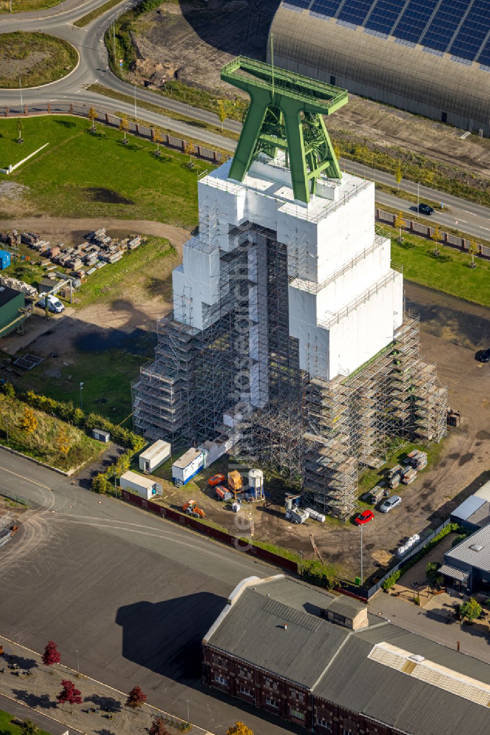 Aerial photograph Dinslaken - Conveyors and mining pits at the headframe of Zentralwerkstatt Zeche Lohberg in Dinslaken in the state North Rhine-Westphalia, Germany