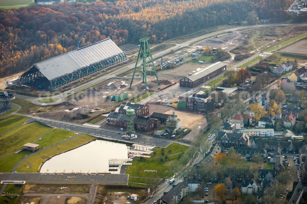 Aerial photograph Dinslaken - Conveyors and mining pits at the headframe Bergwerk Lohberg in the district Ruhr Metropolitan Area in Dinslaken in the state North Rhine-Westphalia