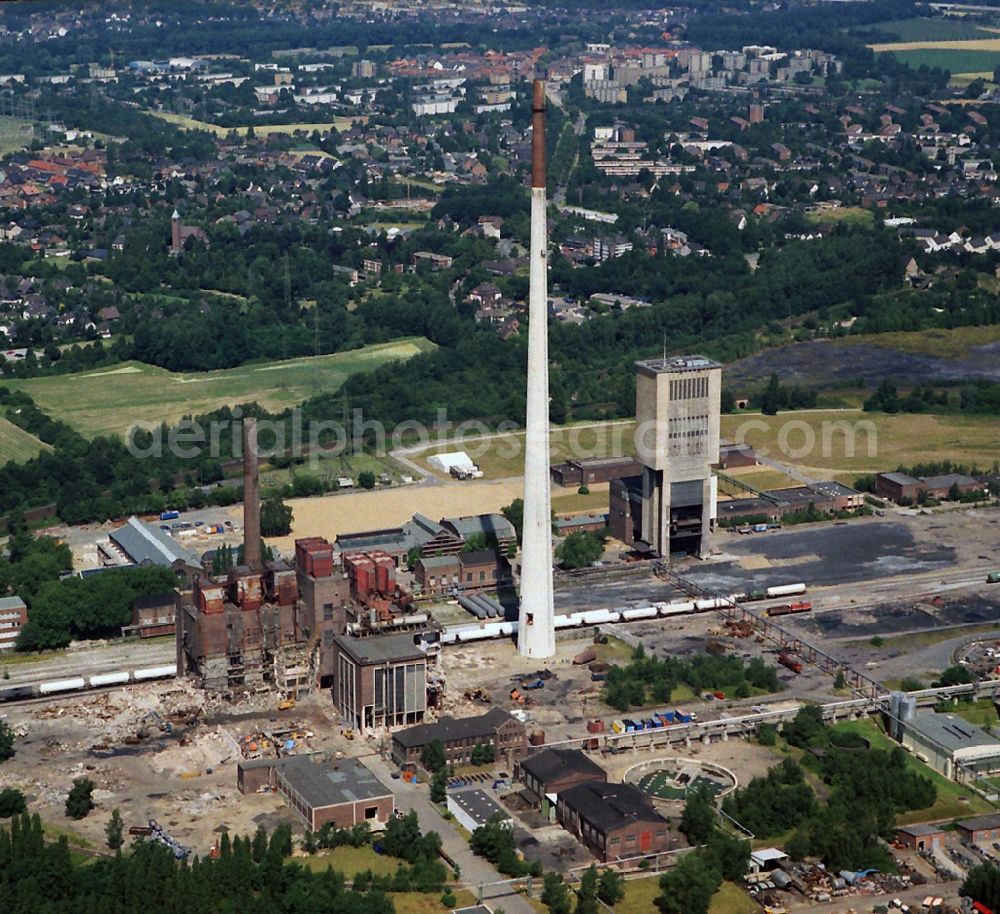 Moers from above - Conveyors and mining shaft with headframe of the disused central production well Rheinpreussen during demolition work in Moers in North Rhine-Westphalia