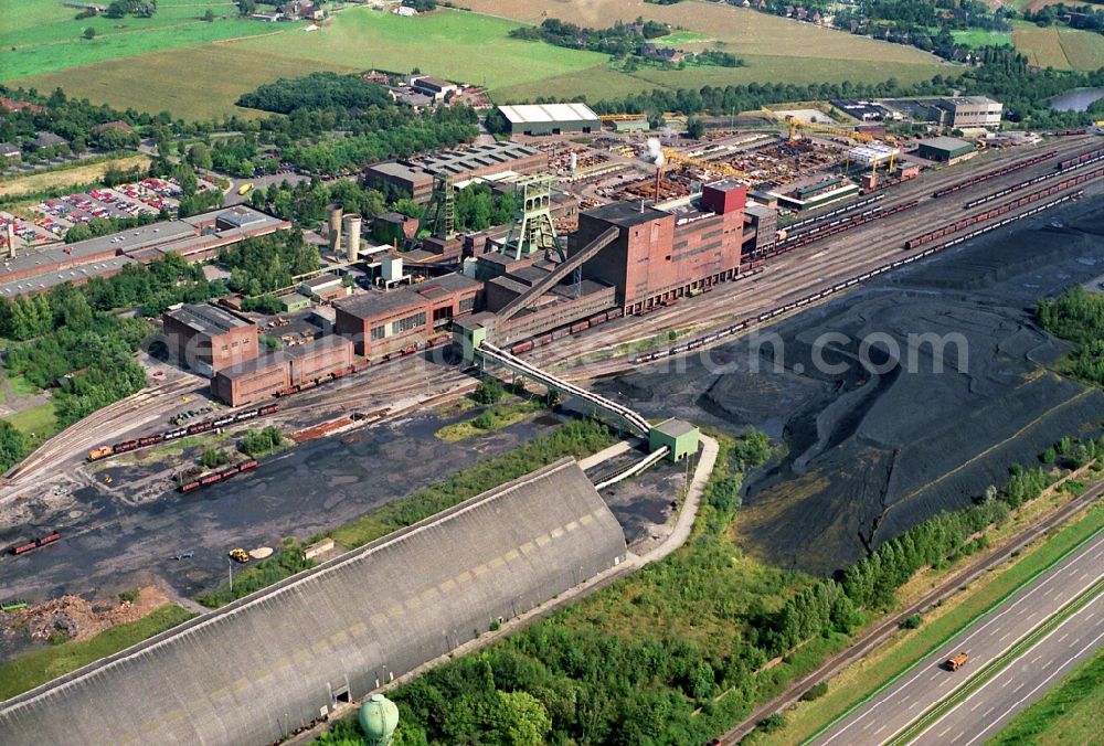 Aerial photograph Moers - Mining shaft tower Zeche Pattberg hard coal revier in Moers in the state North Rhine-Westphalia