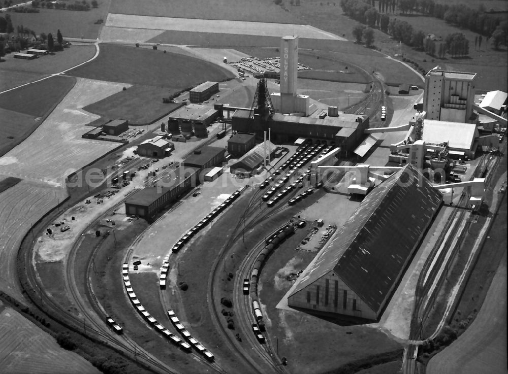 Rheinberg from the bird's eye view: Hoisting tower and production facilities on the site of the salt mine of esco - european salt company GmbH & Co. KG on Karlstrasse in Rheinberg in the state North Rhine-Westphalia, Germany