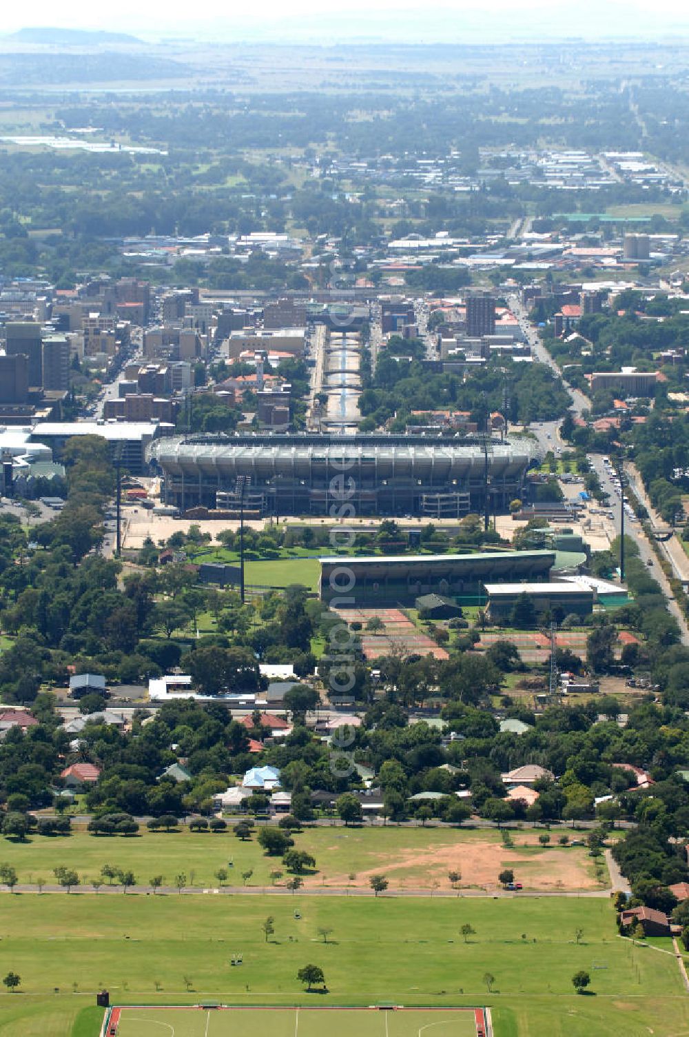 Bloemfontein from the bird's eye view: Blick auf das Free State Stadion im Zentrum von Bloemfontein in Südafrika vor der Fußball-Weltmeisterschaft. View of the Free State Stadium in Bloemfontein in South Africa for the FIFA World Cup 2010.