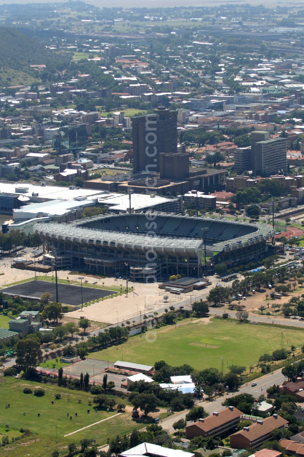 Bloemfontein from above - Blick auf das Free State Stadion im Zentrum von Bloemfontein in Südafrika vor der Fußball-Weltmeisterschaft. View of the Free State Stadium in Bloemfontein in South Africa for the FIFA World Cup 2010.