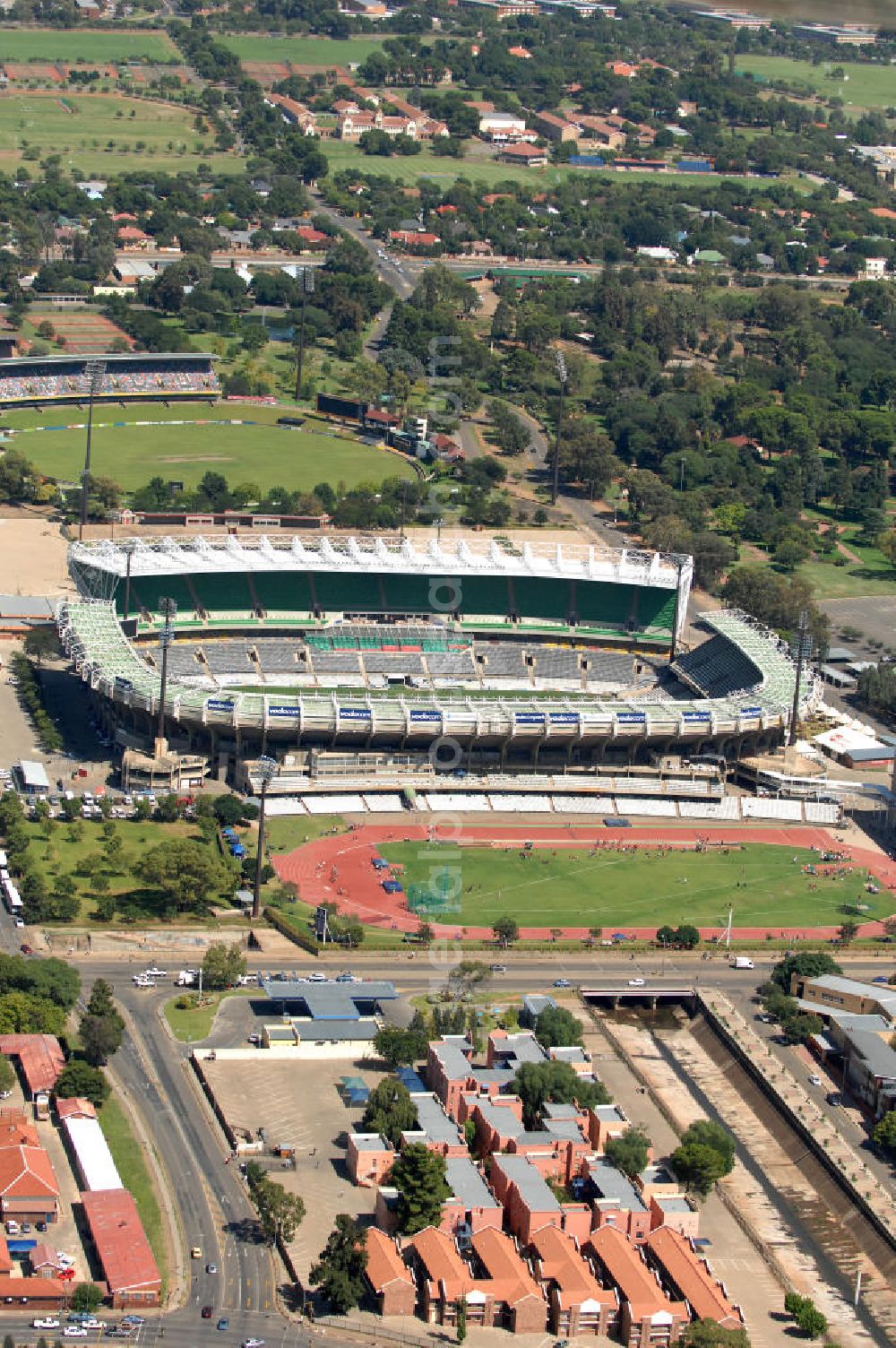 Bloemfontein from above - Blick auf das Free State Stadion im Zentrum von Bloemfontein in Südafrika vor der Fußball-Weltmeisterschaft. View of the Free State Stadium in Bloemfontein in South Africa for the FIFA World Cup 2010.