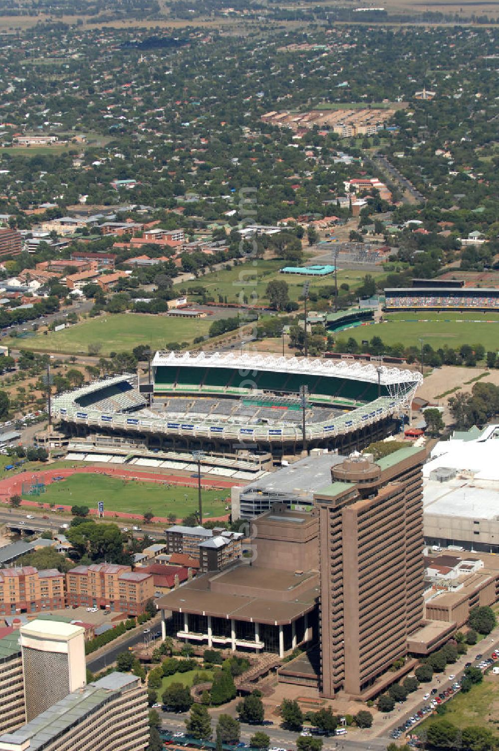 Bloemfontein from above - Blick auf das Free State Stadion im Zentrum von Bloemfontein in Südafrika vor der Fußball-Weltmeisterschaft. View of the Free State Stadium in Bloemfontein in South Africa for the FIFA World Cup 2010.