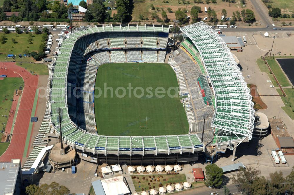 Bloemfontein from above - Blick auf das Free State Stadion im Zentrum von Bloemfontein in Südafrika vor der Fußball-Weltmeisterschaft. View of the Free State Stadium in Bloemfontein in South Africa for the FIFA World Cup 2010.