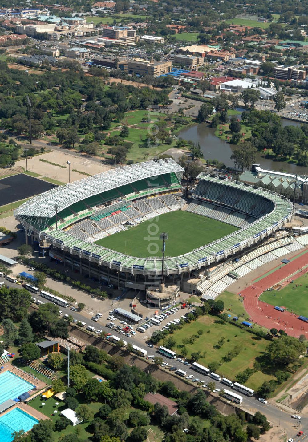 Bloemfontein from above - Blick auf das Free State Stadion im Zentrum von Bloemfontein in Südafrika vor der Fußball-Weltmeisterschaft. View of the Free State Stadium in Bloemfontein in South Africa for the FIFA World Cup 2010.