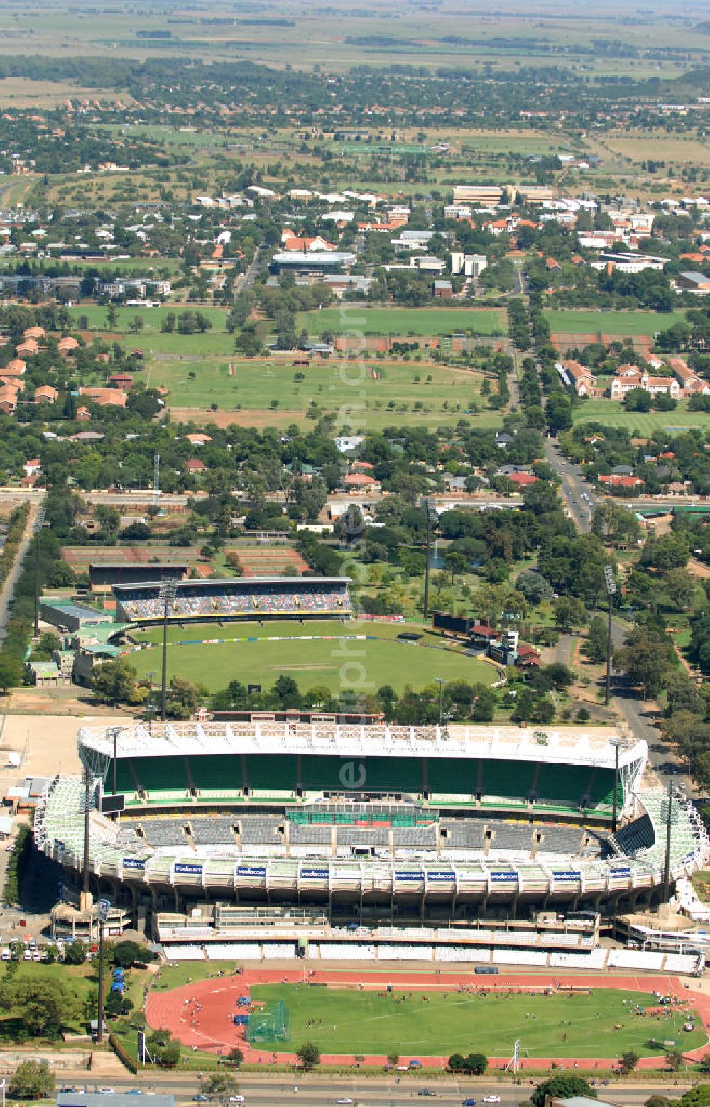 Bloemfontein from above - Blick auf das Free State Stadion im Zentrum von Bloemfontein in Südafrika vor der Fußball-Weltmeisterschaft. View of the Free State Stadium in Bloemfontein in South Africa for the FIFA World Cup 2010.