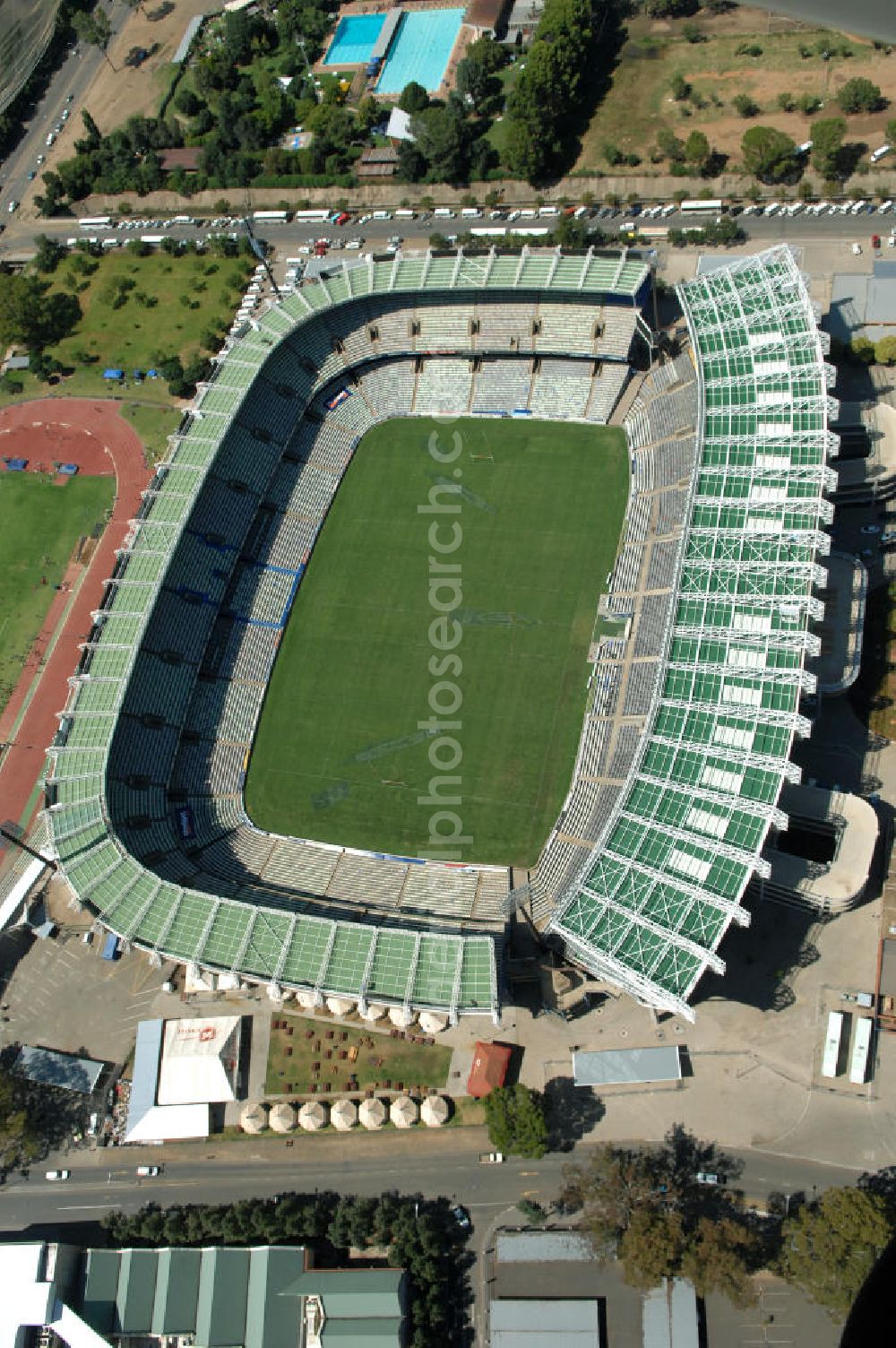 Bloemfontein from above - Blick auf das Free State Stadion im Zentrum von Bloemfontein in Südafrika vor der Fußball-Weltmeisterschaft. View of the Free State Stadium in Bloemfontein in South Africa for the FIFA World Cup 2010.